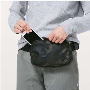 LULULEMON Everywhere Belt Bag Camo, Gray, Black
